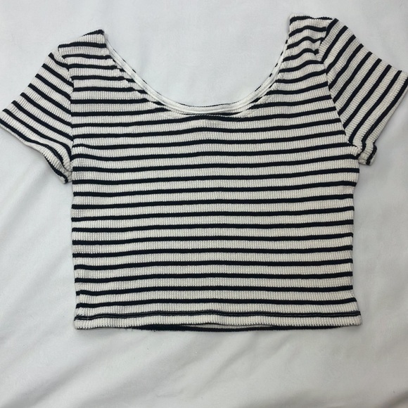 H&M Divided black and white stripes shortsleeved cropped top woman’s size small - Picture 4 of 4